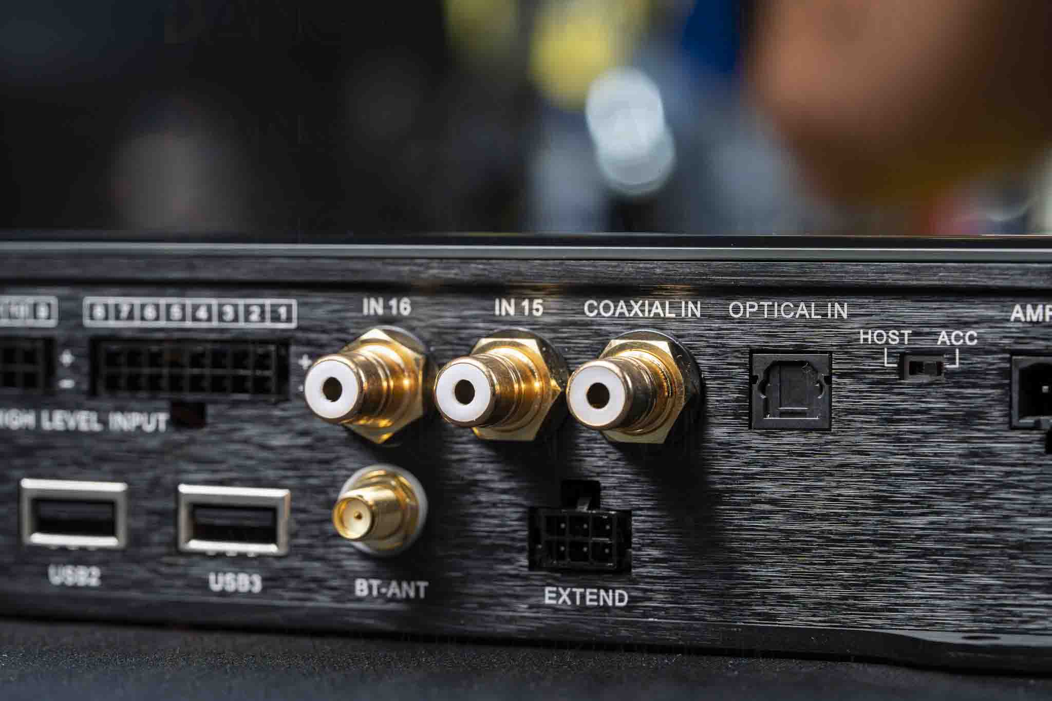 Các cổng input trên Goldhorn P5 ULTRA 