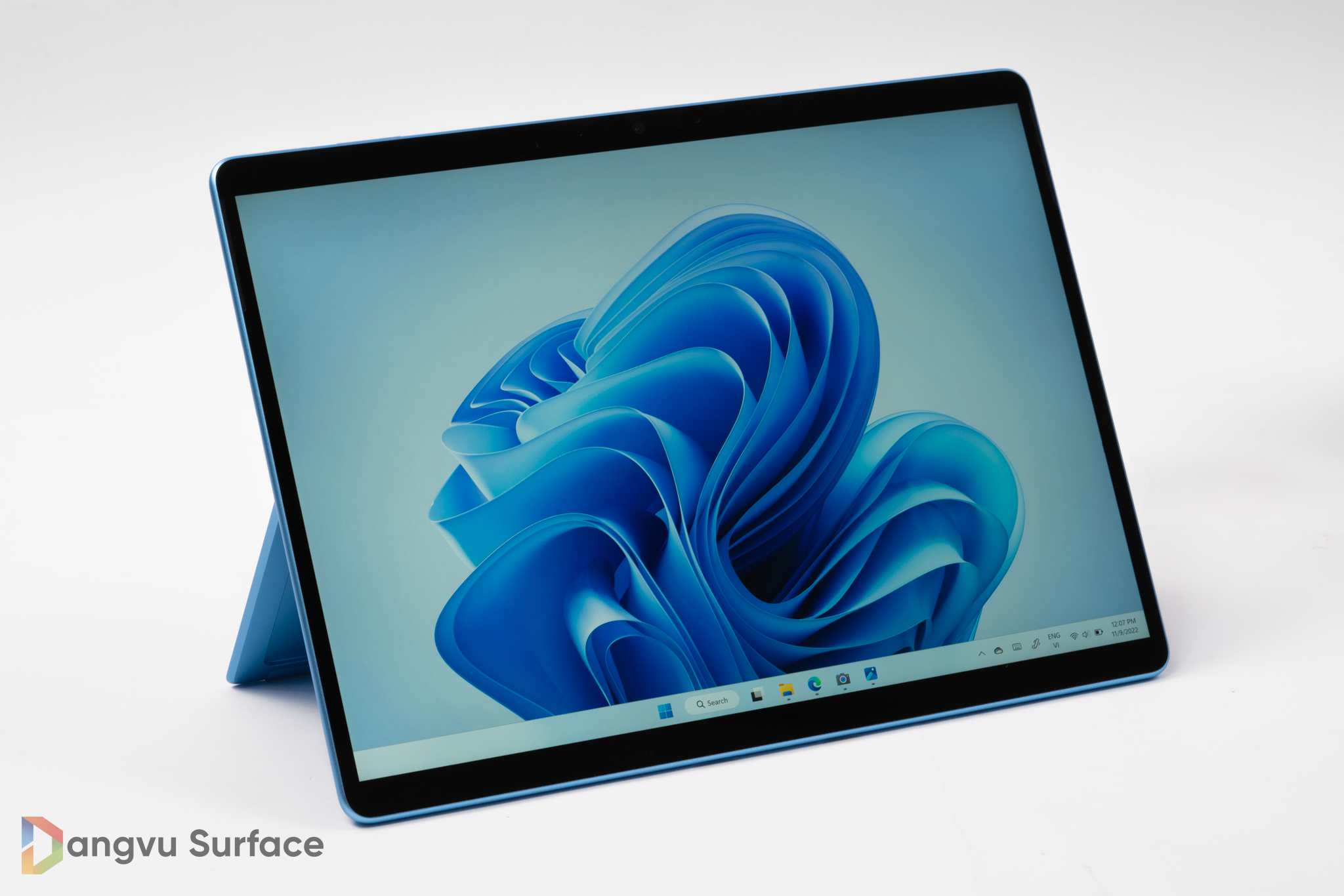 Người dùng cũng có thể gập lại để sử dụng như một chiếc tablet