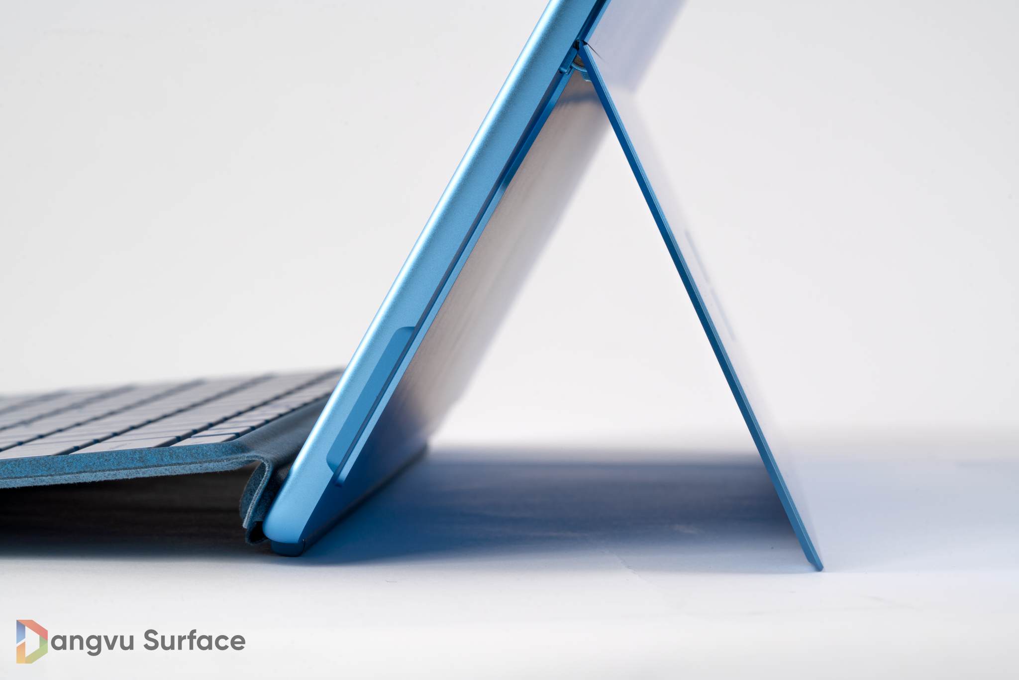 Mặt lưng thiết kế chân đế kickstand mang giúp máy có thể đứng trên các bề mặt phẳng