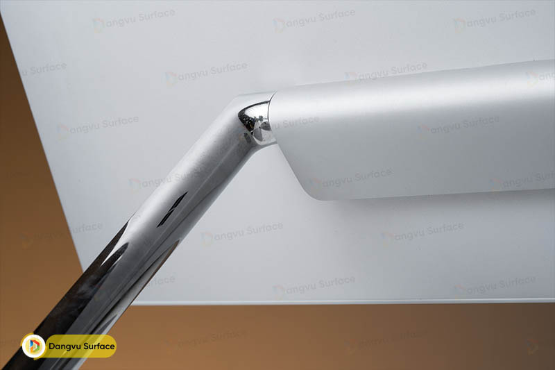 Phần bản lề của thiết bị cho phép nâng hạ màn hình