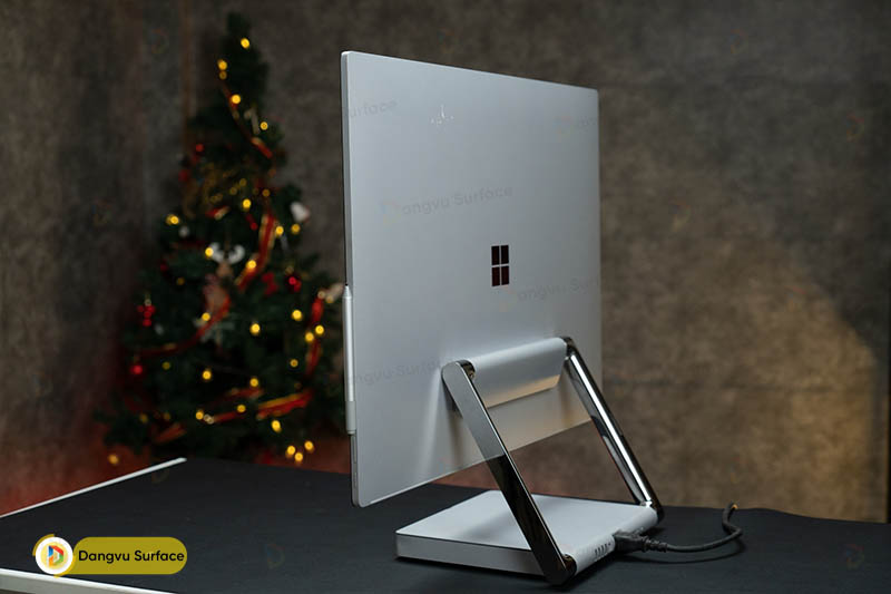 Surface Studio 2+ có cổng kết nối ở mặt sau 