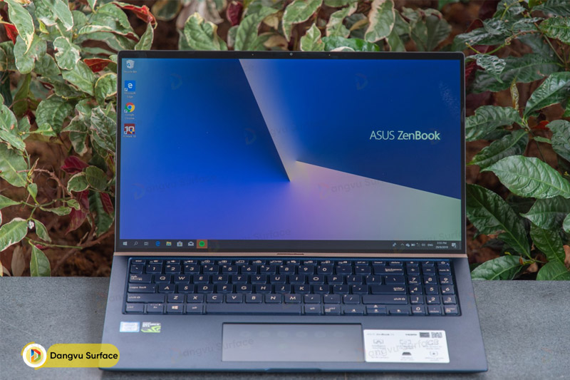Một trọng lượng khá nhẹ và tinh tế đối với chiếc mành hình 15-Inch