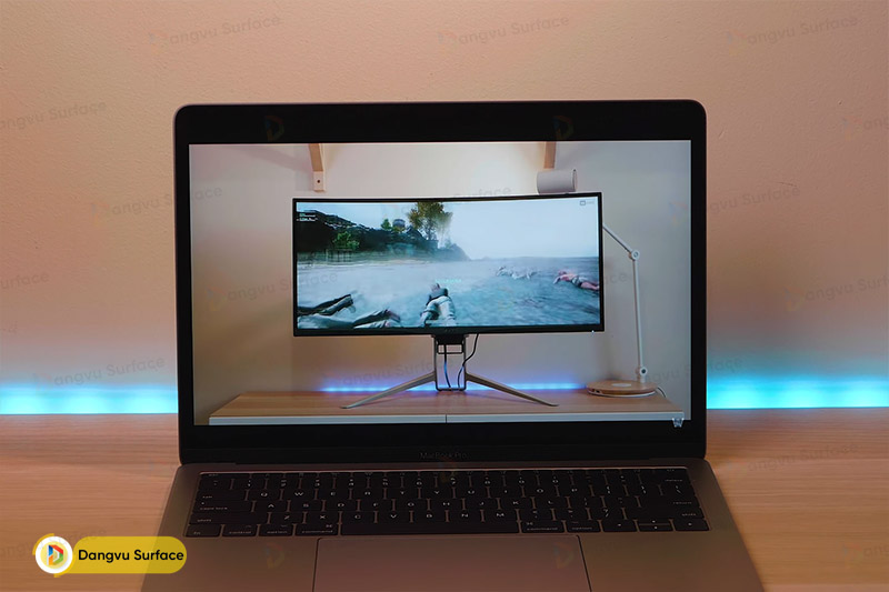 Macbook Pro 2018 có thể sử dụng 10 tiếng xem Video