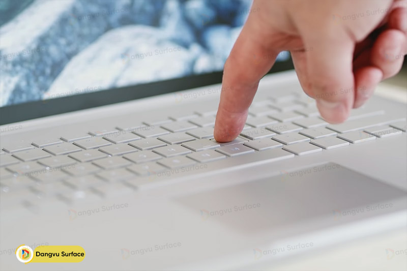 Surface Book 2 sở hữu bàn phím chuẩn của Laptop Windows