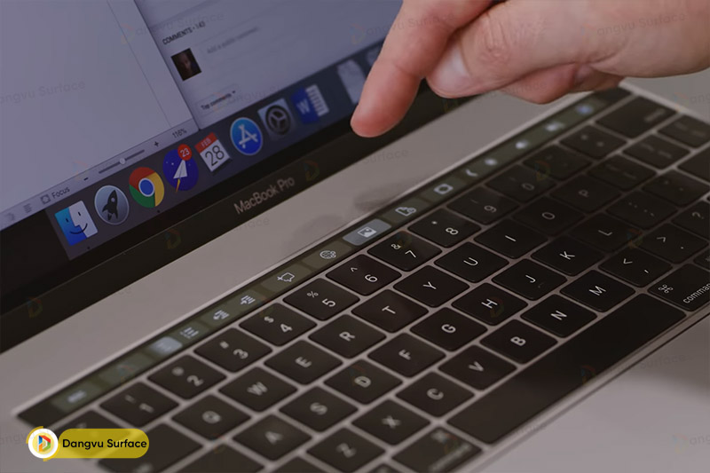 Macbook của Apple lại là sự khác biệt với bàn phím cánh bướm không có độ nảy
