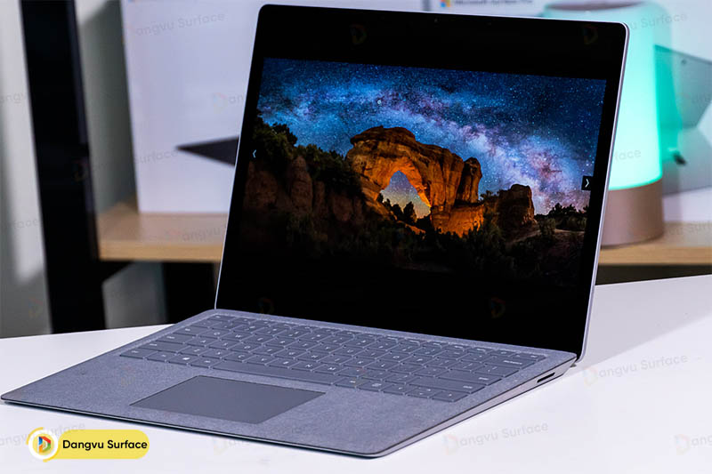 Surface Laptop 2 có độ phân giải màn hình 2K (2256 x 1504) công nghệ Pixel Sense