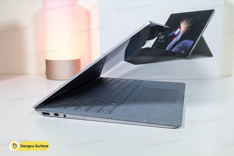 Toàn bộ các cổng kết nối của Surfaec Laptop 2
