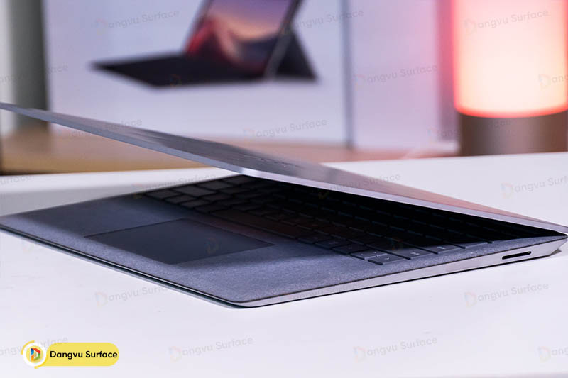 Thiết kế mỏng nhẹ gần như tuyệt đối với trọng lượng 1,2kg và độ mỏng 1,4cm