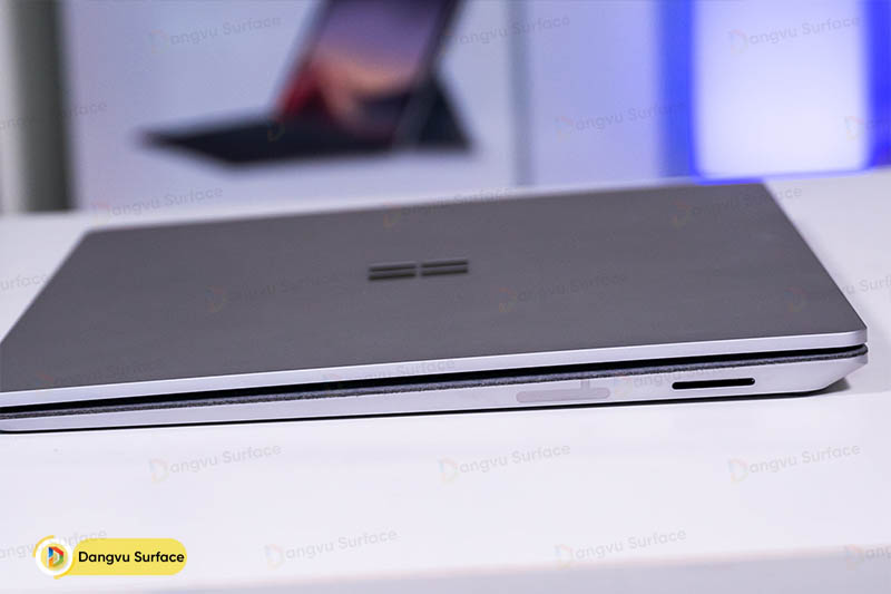 Toàn bộ các cổng kết nối của Surfaec Laptop 2