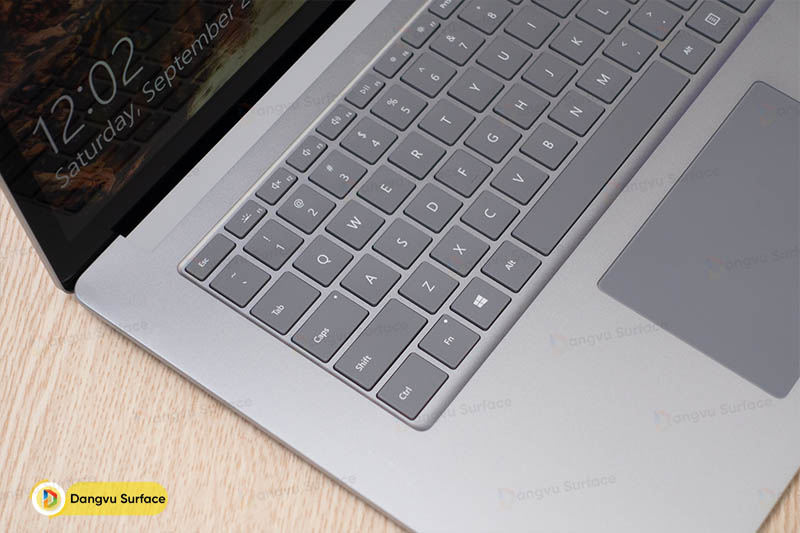 Hãng cũng trang bị những bản không bọc vải lên bàn phím.