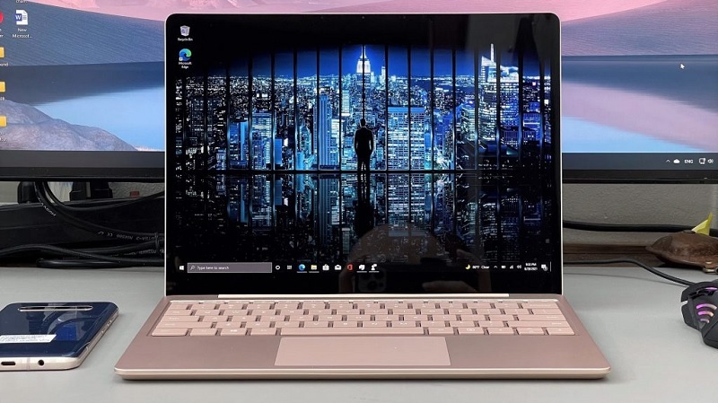 Với chi phí nhỏ hơn nhiều thì màn hình của Laptop Go không thể so sánh được với Laptop