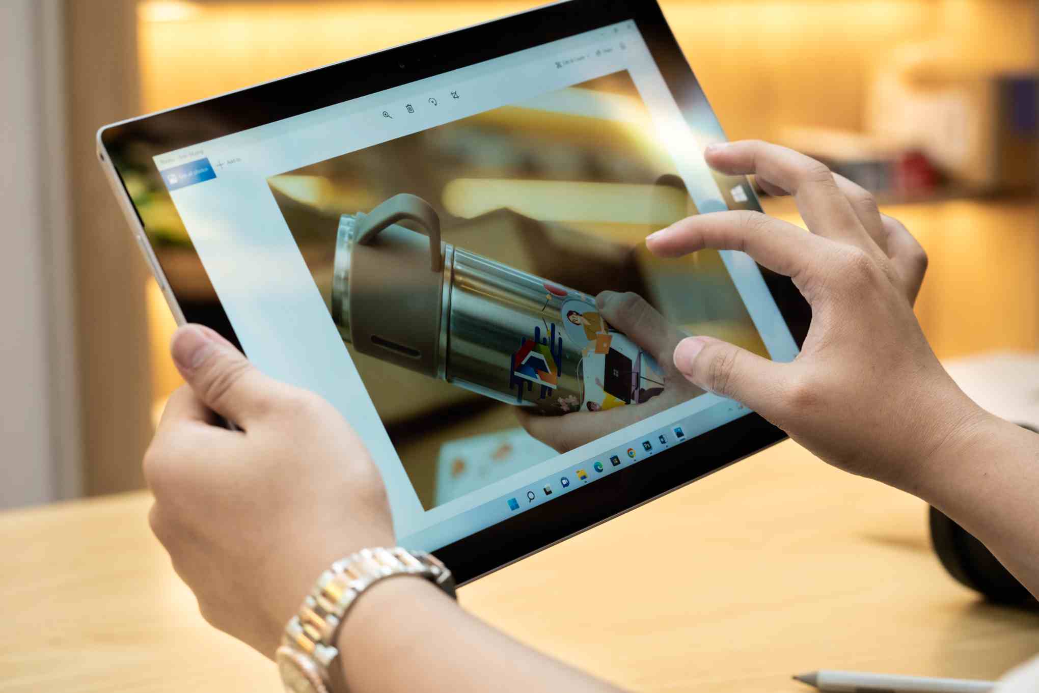 Chiếc màn hình khá chất lượng của chiếc máy ra mắt năm 2015