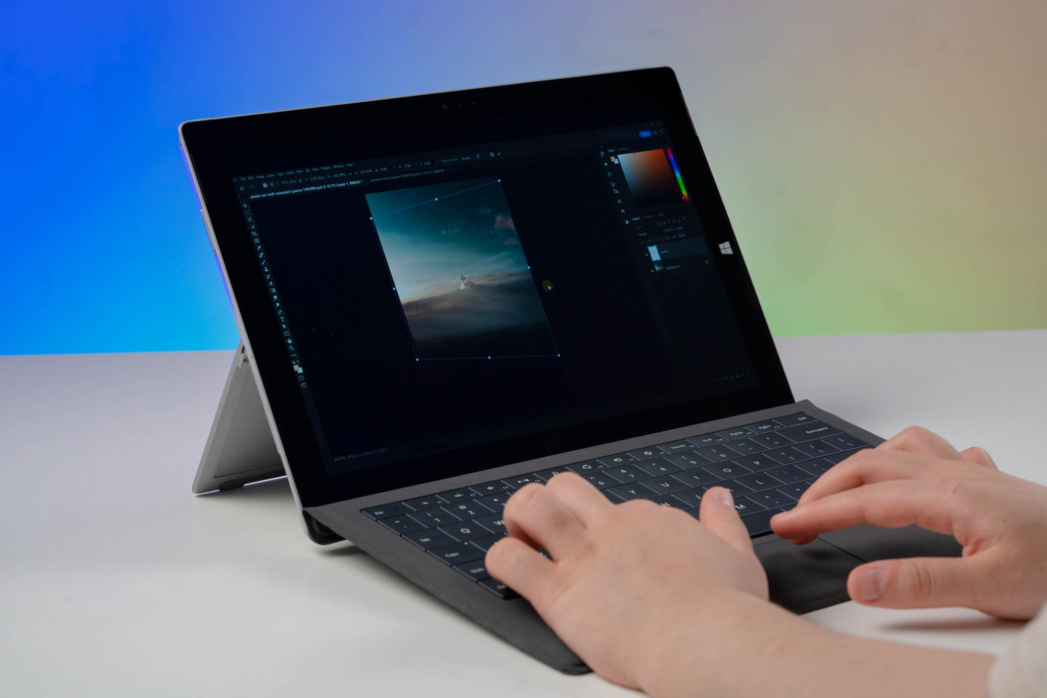 Anh em có thể dùng thiết kế thoải mái trên chiếc Surface Pro 3 Core i7