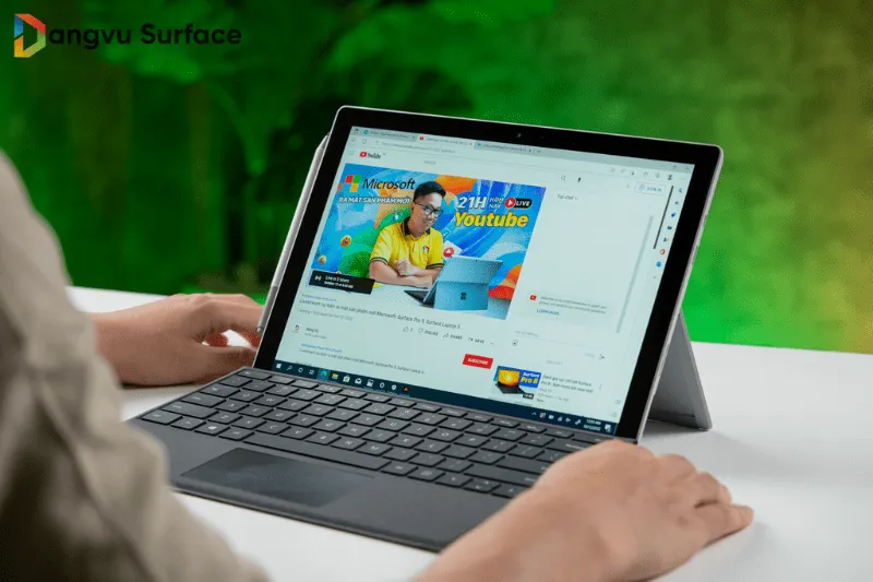 So với Surface Laptop 2017 thì dòng máy này có nhiều tính năng hơn mà giá lại rẻ hơn