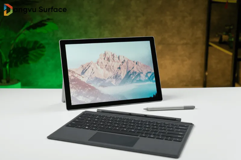 Kiểu thiết kế 2 in 1 là điểm độc đáo của chiếc Surface Pro 5 với khả năng chuyển đổi linh hoạt
