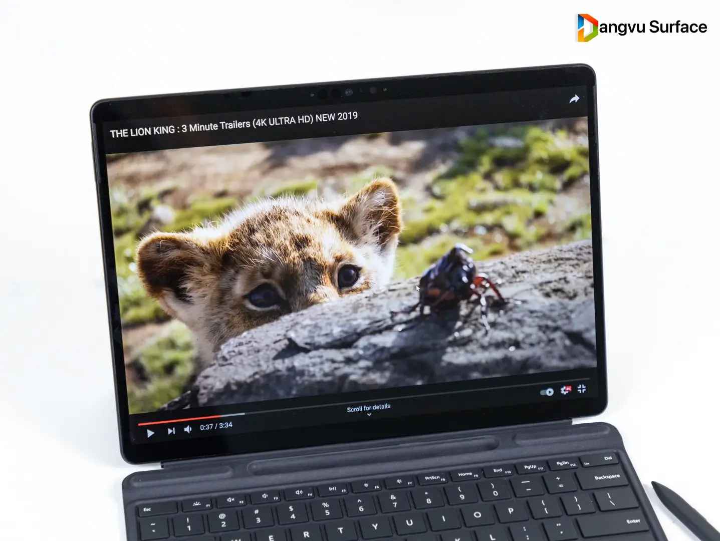 Thay vì làm màn hình tràn viền cho Surface Pro 7 thì Microsoft lại làm ra một dòng máy nữa sở hữu nó tên là Surface Pro X