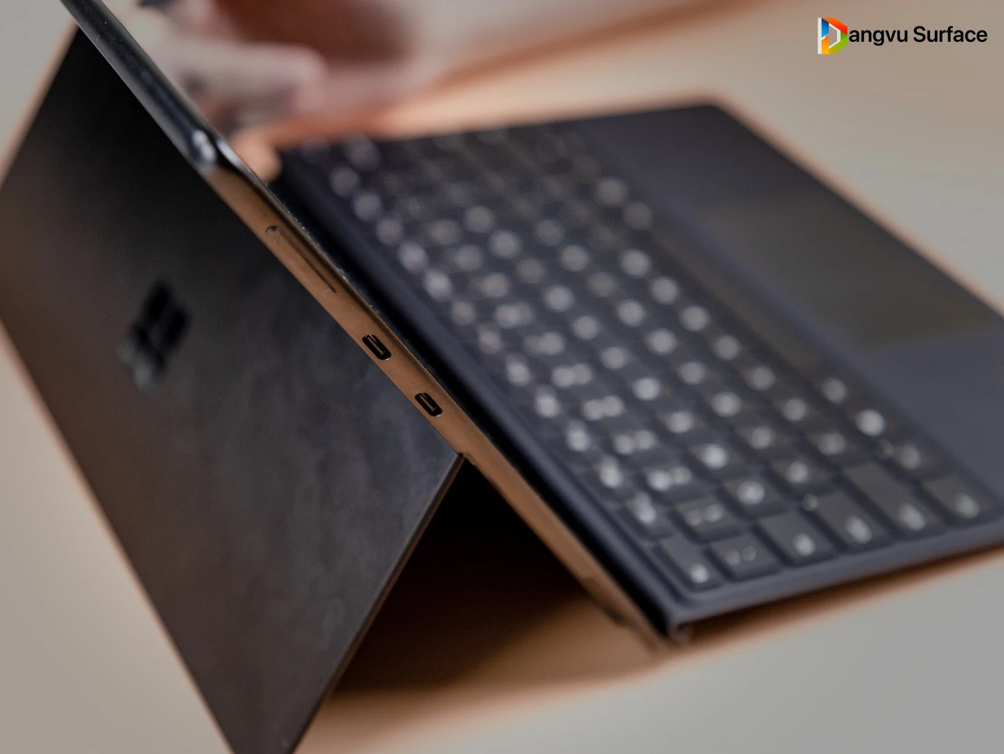 Pro X chỉ có 2 cổng Type C, trong khi đó chọn Surface Pro 7 chúng ta lại đầy đủ cổng kết nối