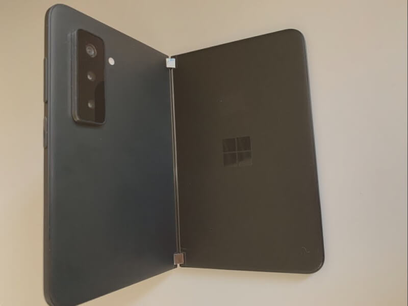 Surface Dou 2 khi gập, camera là lệch trông mất cân đối