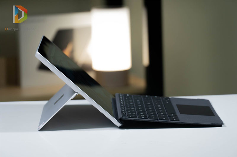 Xét về độ mỏng nhẹ thì Surface Go đúng kiểu 1 mình 1 cuộc chơi