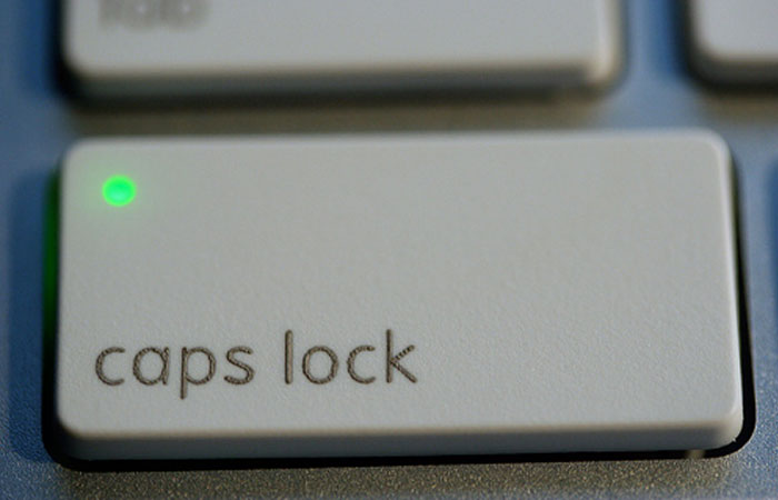 Khi gõ Pass có thể người dùng quên không tắt Caps Lock