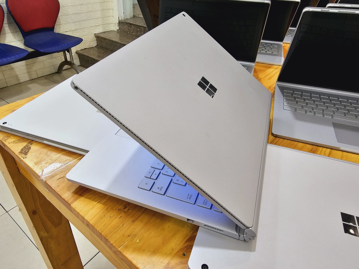 Surface Book và Surface Laptop thì nặng hơn nhưng cũng chỉ khoảng 1,3 và 1,5kg, vẫn rất thoải mái để di chuyển