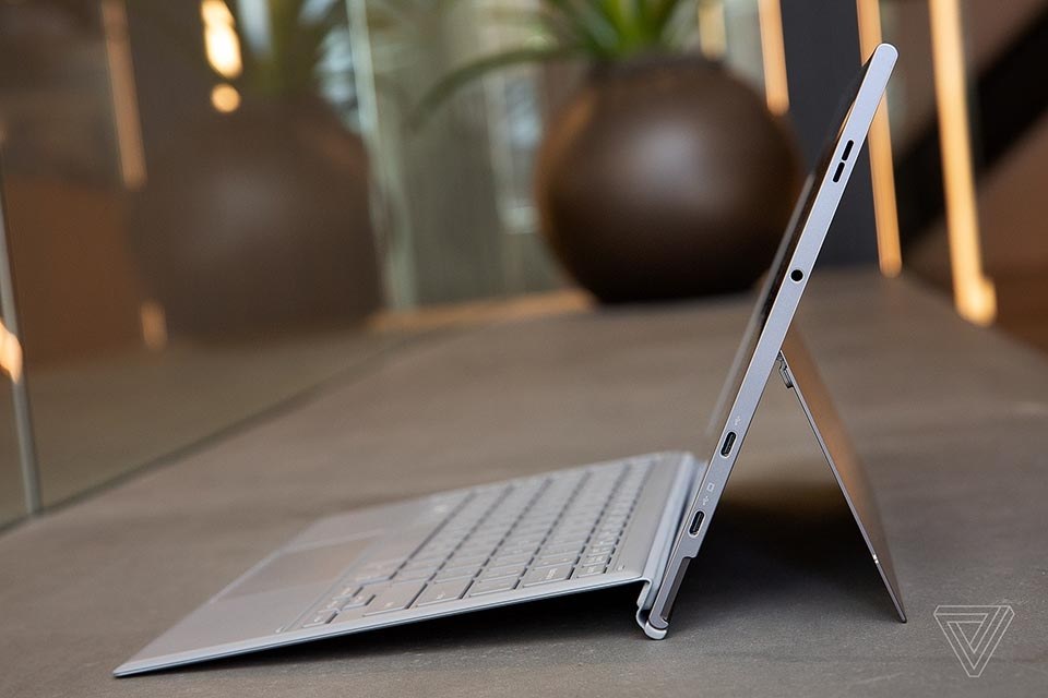 Bên cạnh phải, trái lần lượt là hai cổng USB type C và, cắm sim, jack cắm tai nghe