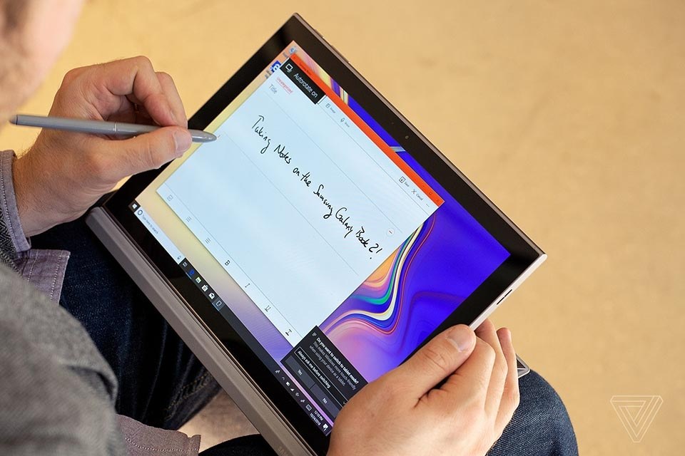 Màn hình có màu đen cực sâu, nhìn khá giống Surface Pro 3