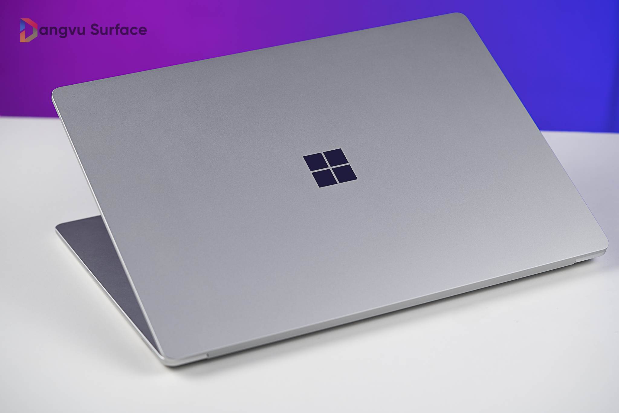 Vỏ ngoài của Laptop Go được cắt gọn tinh xảo, các cạnh bo tròn nhẹ nhàng