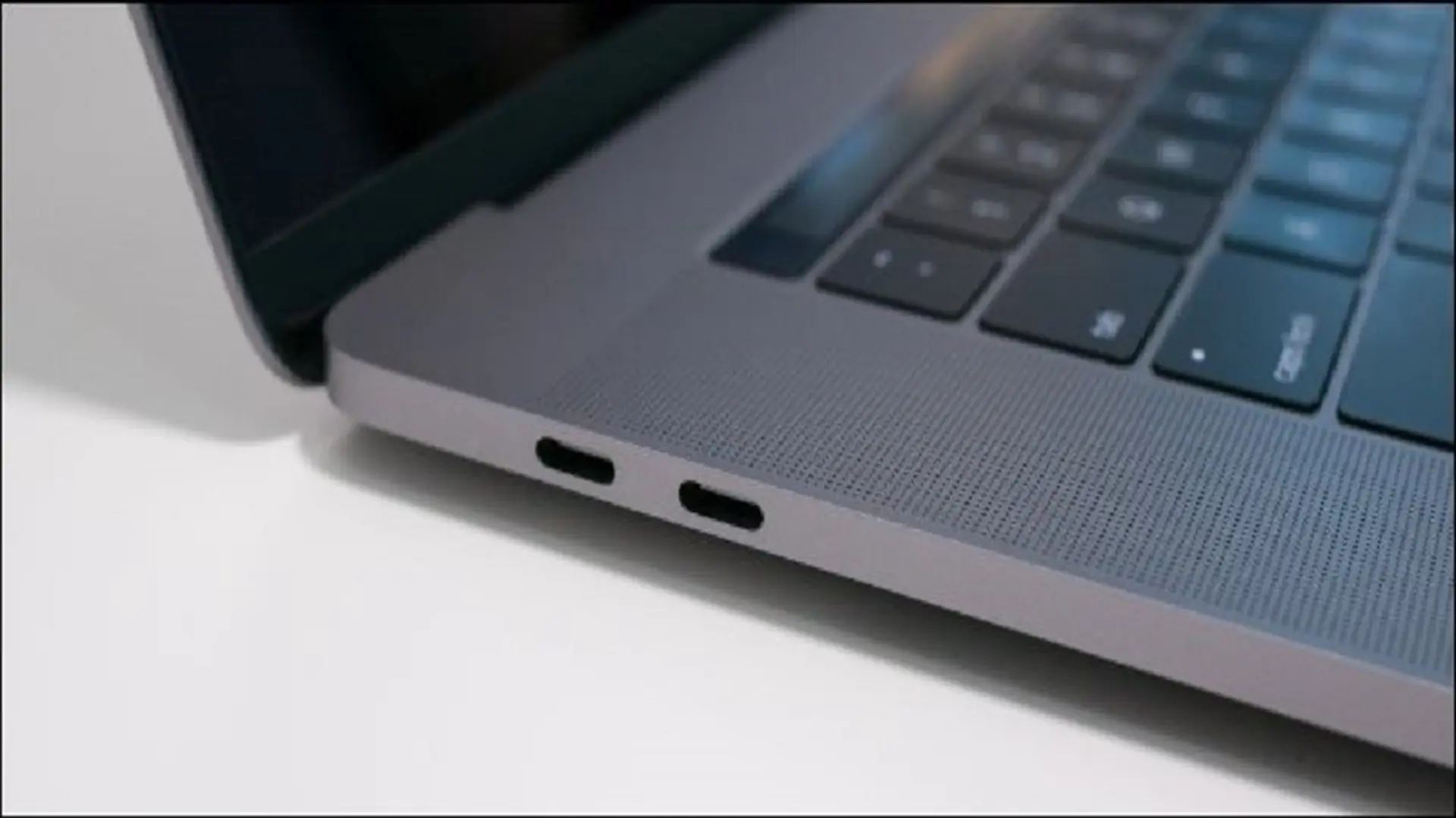 Thunderbolt hỗ trợ Laptop truyền file nhanh chóng. Ngoài ra, nó còn giúp tốc độ xử lý màn hình của laptop được nâng cao đáng kể