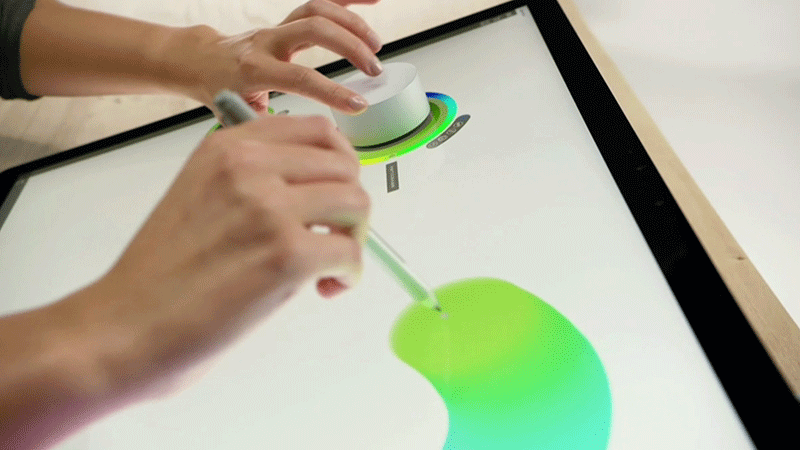 Người sử dụng chuyên nghiệp họ sẽ kết hợp cả 2 công cụ Surface Dial và Surface Pen