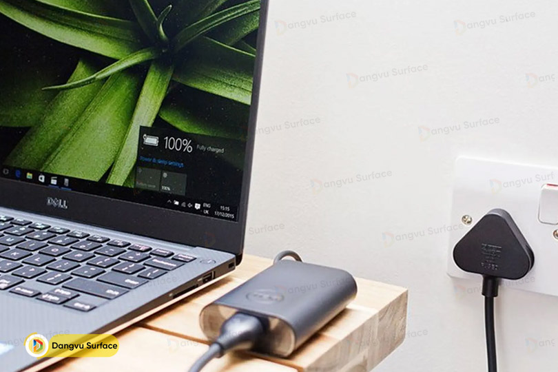 Khi sạc pin máy tính xách tay, hãy bật chế độ trên máy bay