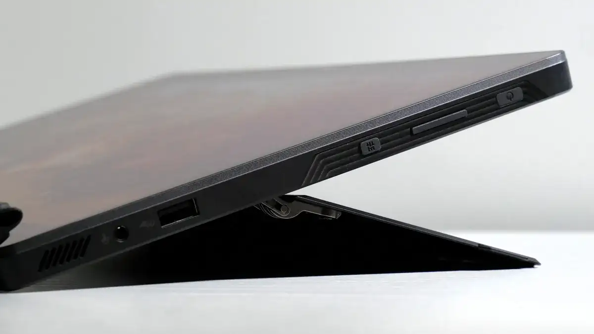 Ngoài ra còn có một khe cắm thẻ nhớ MicroSD dưới chân đế