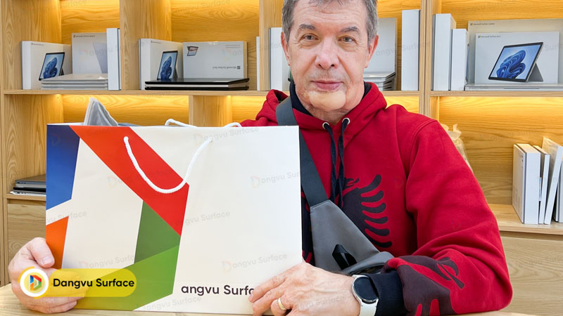 Mua Surface tại Đăng Vũ không chỉ có máy và còn có rất nhiều quà