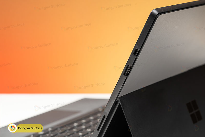 Chính vì thiết kế mỏng nhẹ nên khâu kết nối bị hạn chế