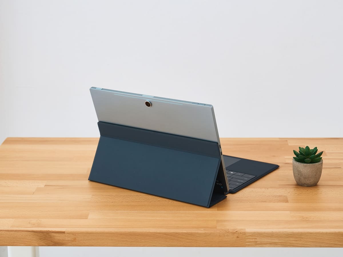 Dell XPS 13 2-in-1 sở hữu camera phía sau 11MP với độ phân giải 2160p