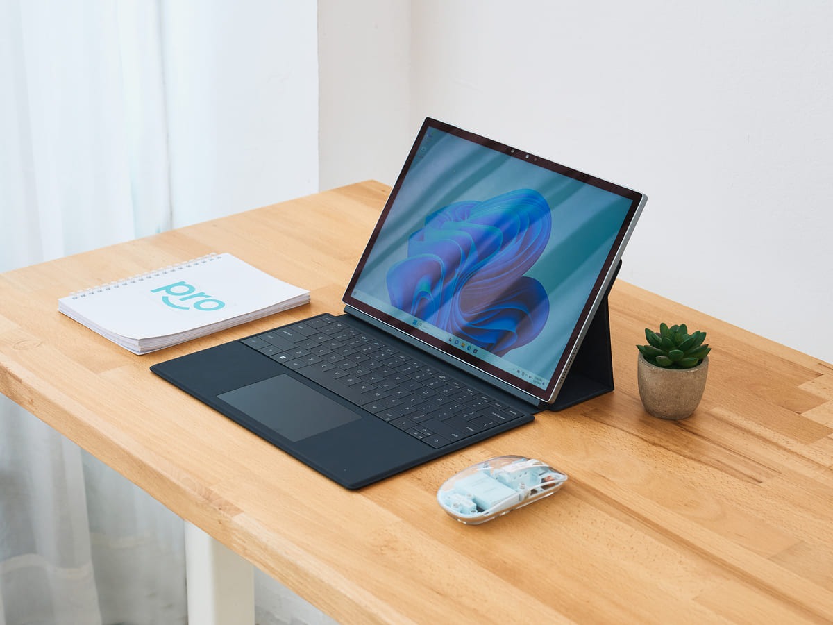 Bàn phím của Dell XPS lại được thiết kế nằm phẳng không có độ nghiêng