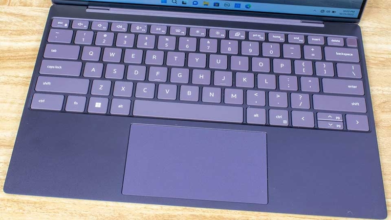 Dell XPS 9315 được hãng Dell trang bị cụm bàn phím chiclet và touchpad tiêu chuẩn giống như đời máy trước