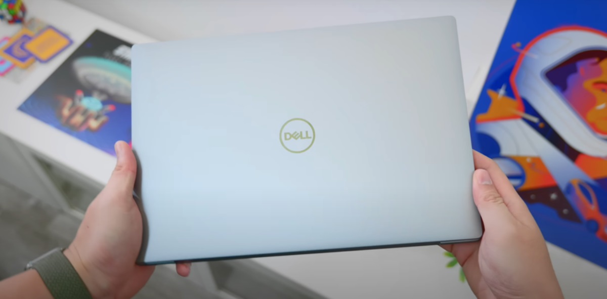 Dell XPS 9315 sở hữu 3 cạnh lần lượt là 295mm x 199mm x 13.9mm và trọng lượng chỉ 1.17 kg