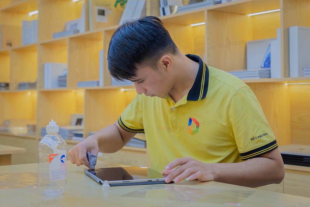 Đội ngũ Đăng Vũ Surface luôn vệ sinh laptop bằng microfiber và cồn Isopropyl 70%