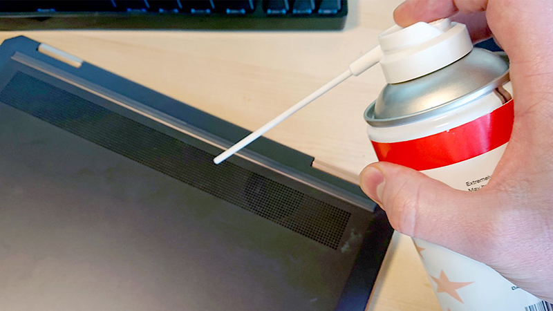 Dùng bịch xịt khí nén để thổi bụi