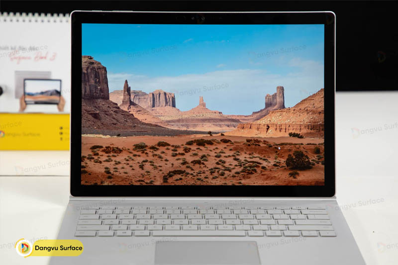 Surface Book 1 có những điểm hơn nha là thời lượng Pin, Độ Phân Giải Màn Hình
