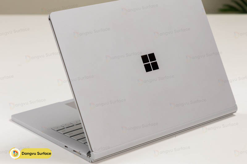 Thiết kế của Book 2 hoàn chỉnh hơn Book 1 ở cổng Type-C