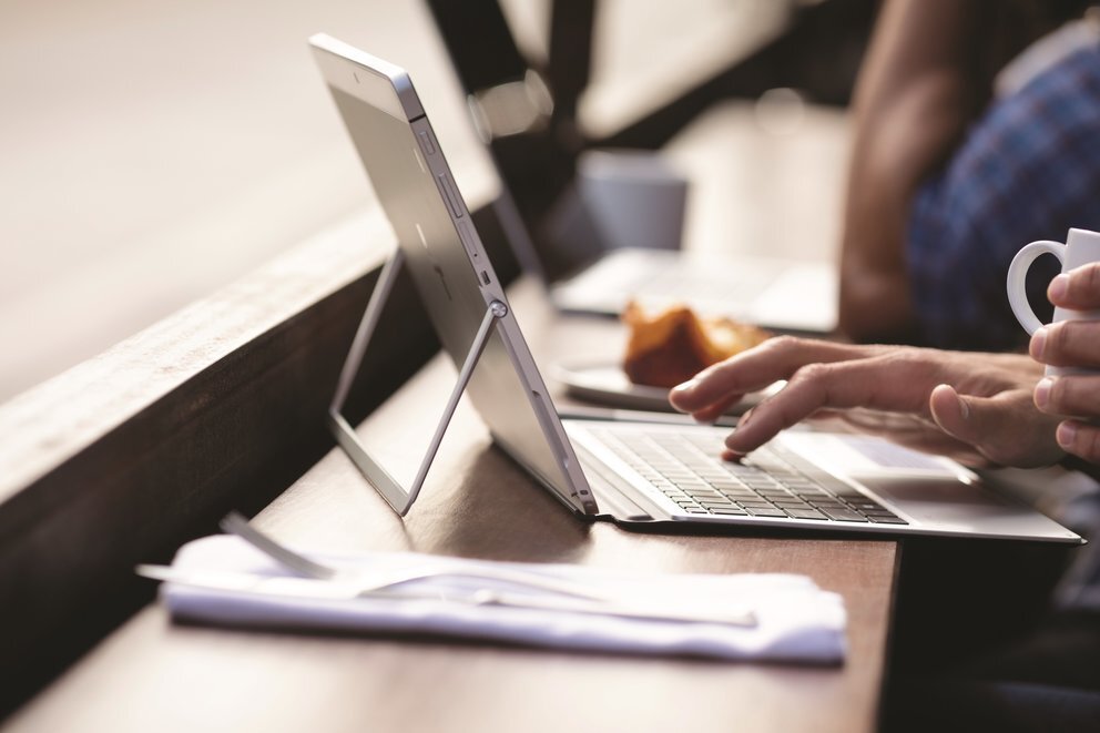 Cấu hình chiếc máy này cũng ngang với Surface Pro 5