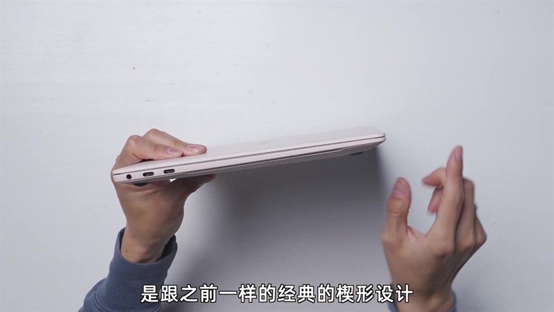 hai cạnh bên của chiếc Huawei MateBook X Pro 2023 cũng là nơi đặt các cổng kết nối