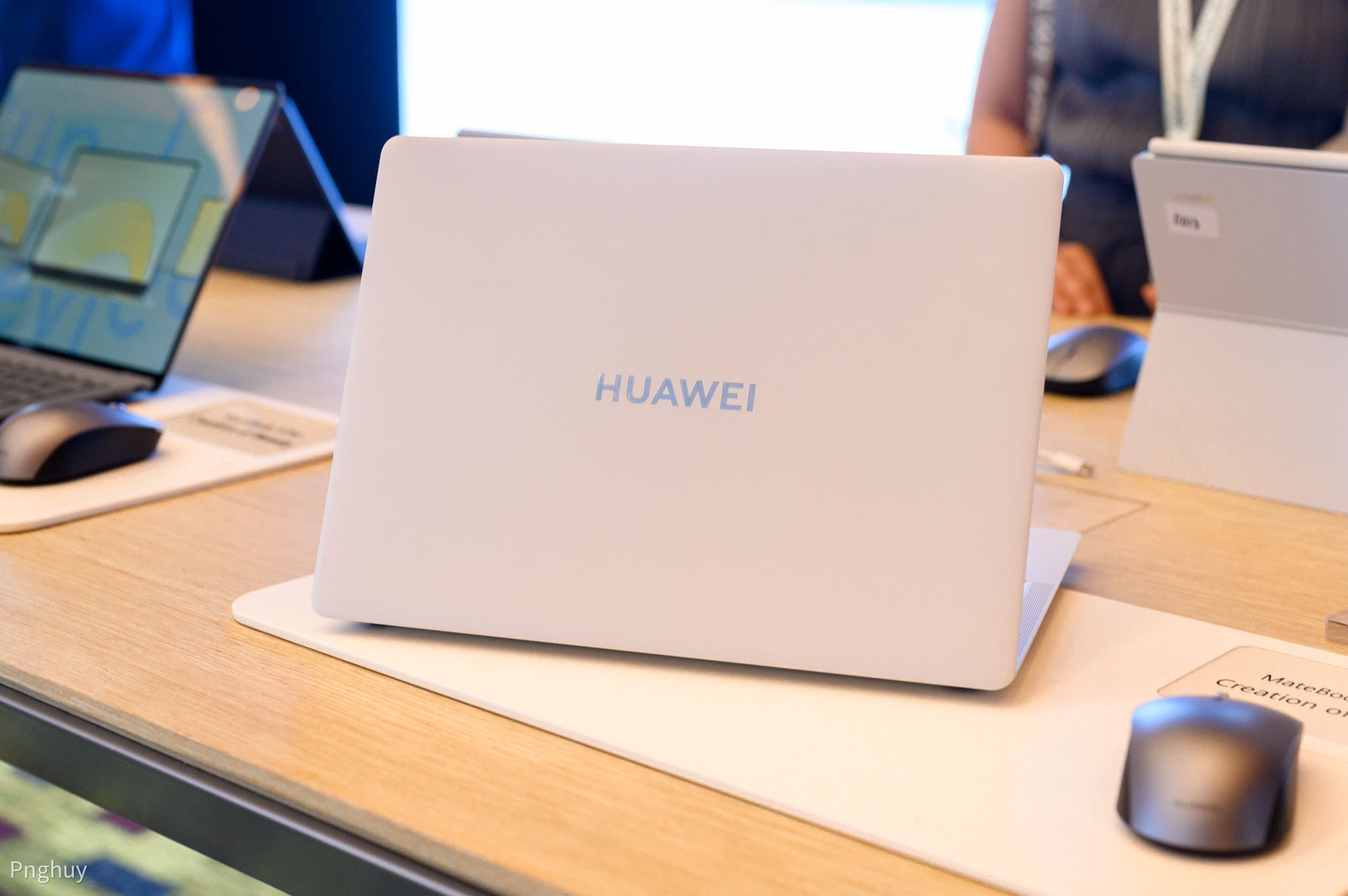 Mặt lưng máy in logo Huawei tối giản