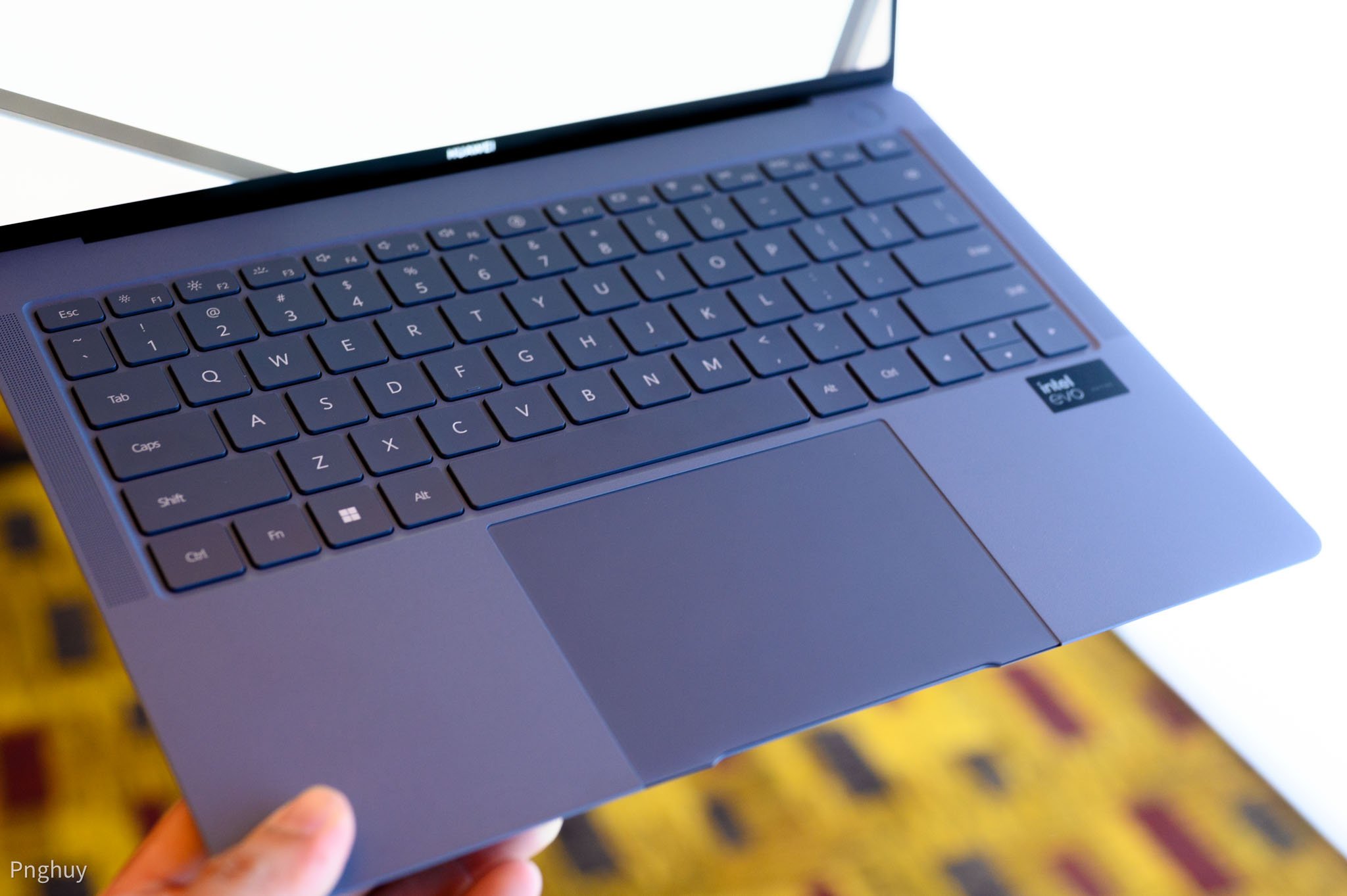 Huawei MateBook X Pro 2023 cũng không kém cạnh về độ êm ái khi gõ phím