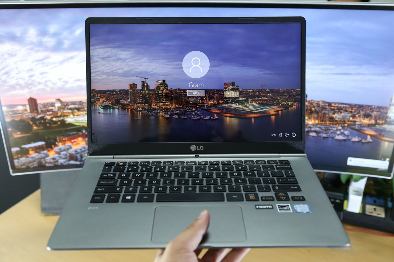 Gram 14 được hãng thiết kế dạng màn hình gương hỗ trợ cho hình ảnh trong và sáng hơn