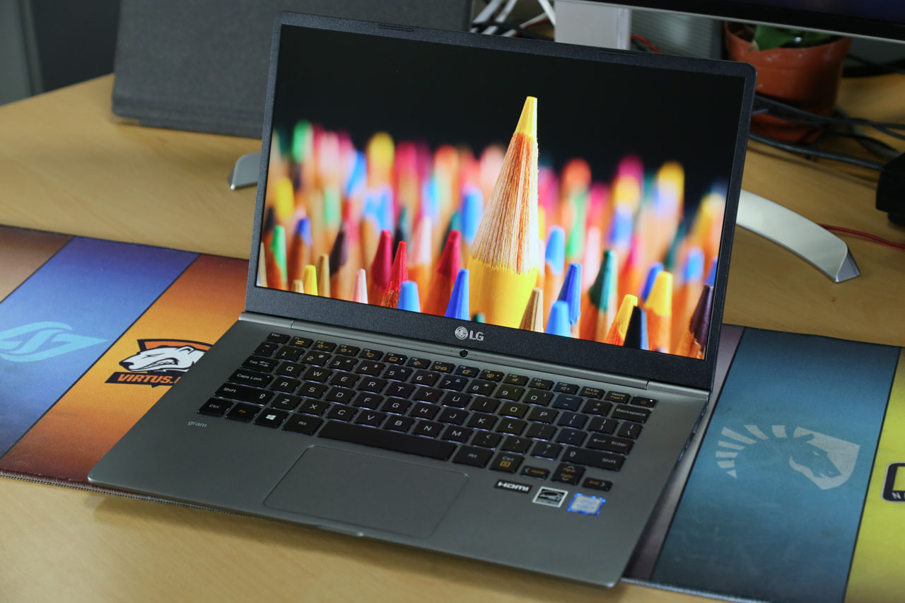 Gram 14 sở hữu 2 loa được hãng thiết kế "giấu" khá kín ở phần cạnh dưới