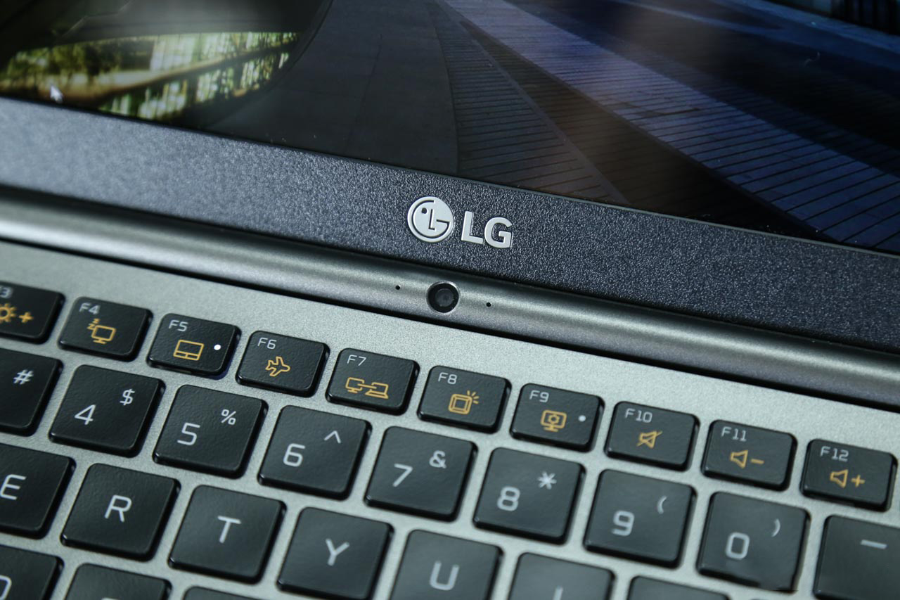 Webcam của máy xuống phần bản lề làm cho hình ảnh thu được sẽ hất từ dưới lên