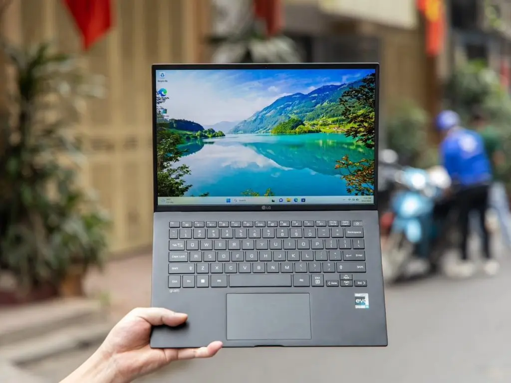 Gram 14 2023 của LG thì màn hình đạt độ sáng là 300 nits